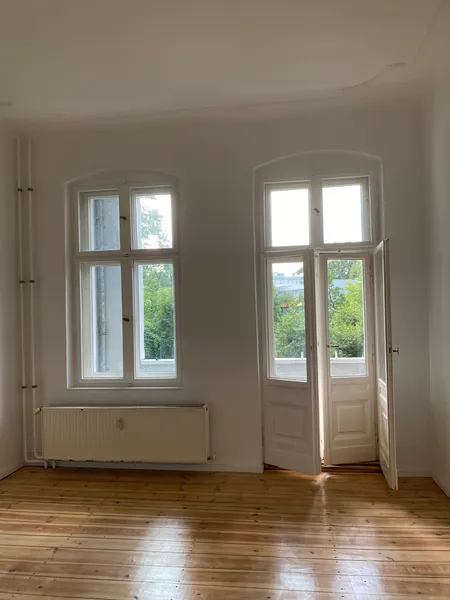 (Besichtigungen So 02.08.) Zentrale Altbauwohnung mit Neubauaustattung und Blick ins Grüne — photo 1